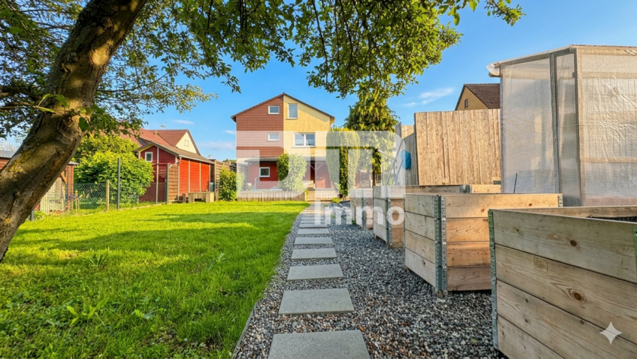 Vielseitiges Immobilien-Ensemble mit 2 modernisierten Haushälften + Carport und Garten/Terrasse - Gartenbereich